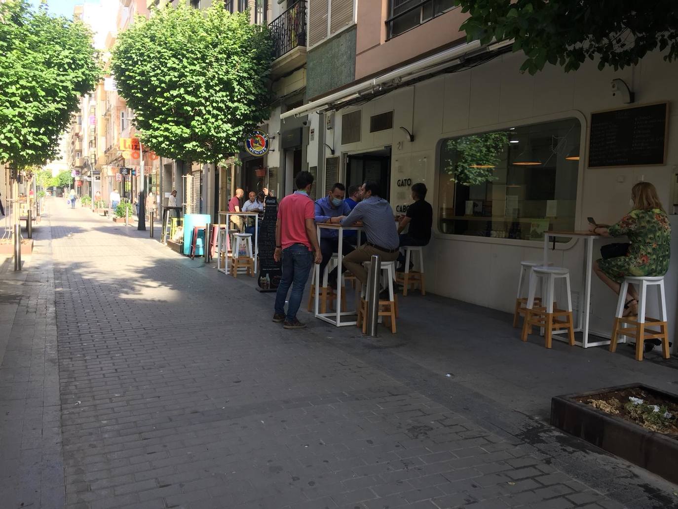 Juan Rera, propietario del bar-cafetería El Gato del Cabo, en la calle Méndez Núñez de la capital almeriense. 