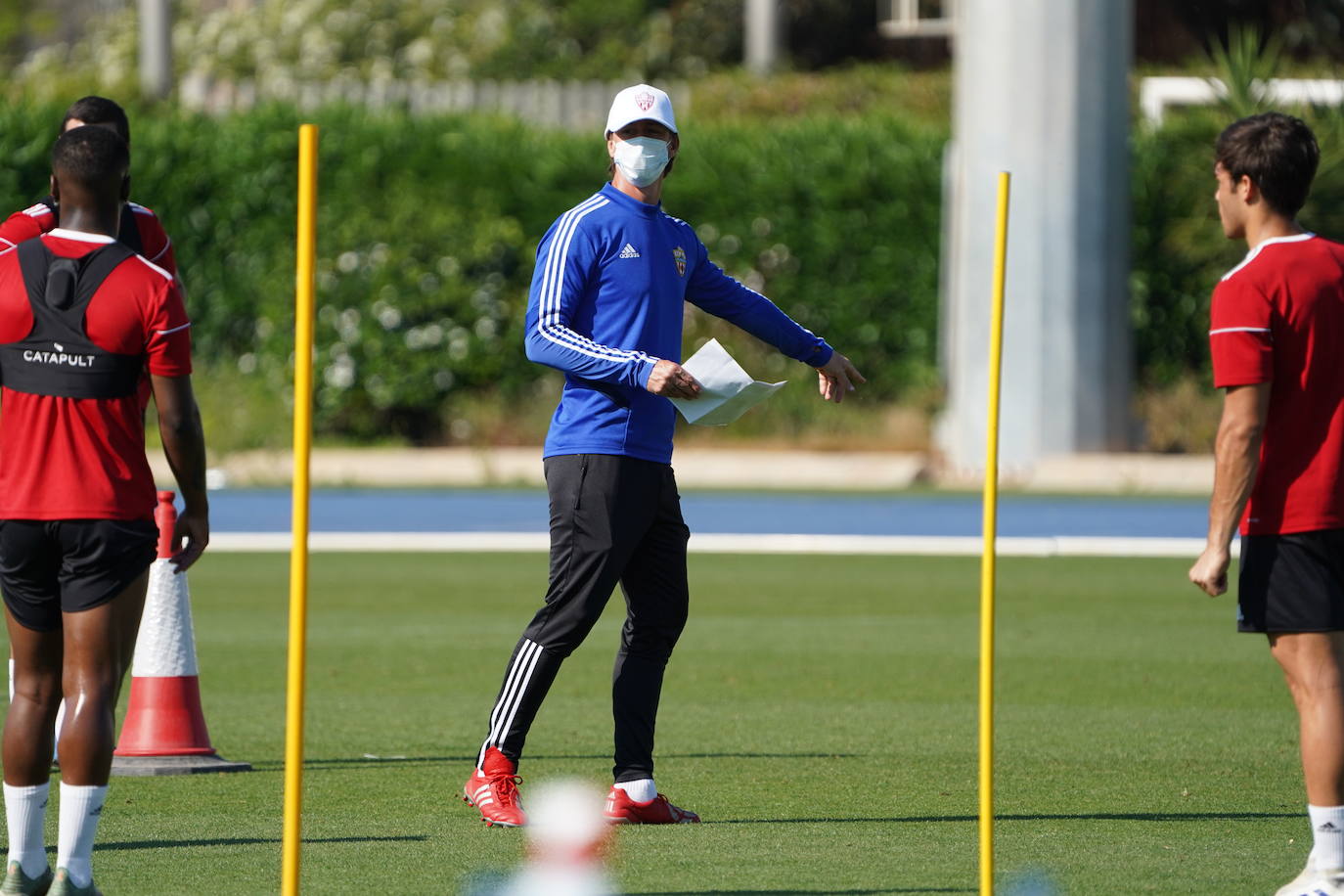 José María Gutiérrez hace indicaciones a sus jugadores durante un entrenamiento. 