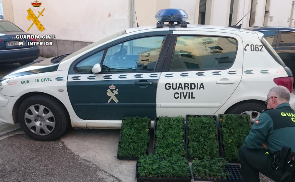 Sucesos en Granada | Lo pillan en un control con 19 kilos de marihuana en el doble fondo de su furgoneta