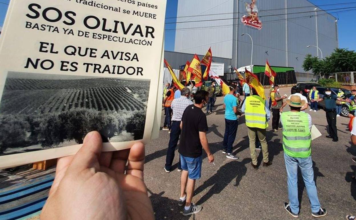 Concentración ante la envasadora en Vilches.