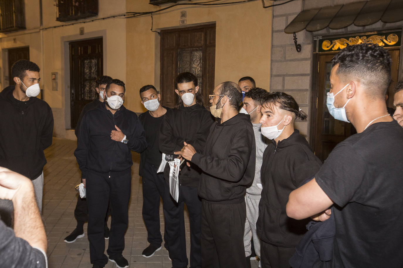 Ayuntamiento de Motril y Subdelegación del Gobierno han dejado a estos jóvenes de Argelia en la calle y finalmente el Ayuntamiento de Granada los ha acogido en el Palacio de los Deportes 