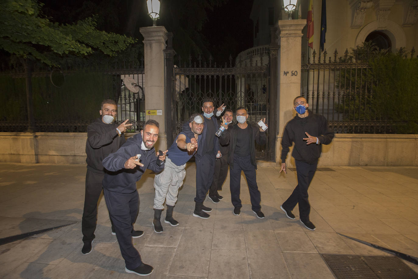 Ayuntamiento de Motril y Subdelegación del Gobierno han dejado a estos jóvenes de Argelia en la calle y finalmente el Ayuntamiento de Granada los ha acogido en el Palacio de los Deportes 