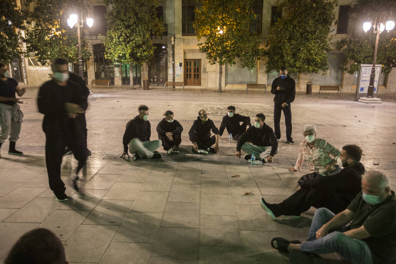 Ayuntamiento de Motril y Subdelegación del Gobierno han dejado a estos jóvenes de Argelia en la calle y finalmente el Ayuntamiento de Granada los ha acogido en el Palacio de los Deportes 