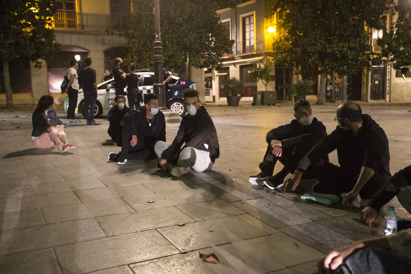 Ayuntamiento de Motril y Subdelegación del Gobierno han dejado a estos jóvenes de Argelia en la calle y finalmente el Ayuntamiento de Granada los ha acogido en el Palacio de los Deportes 