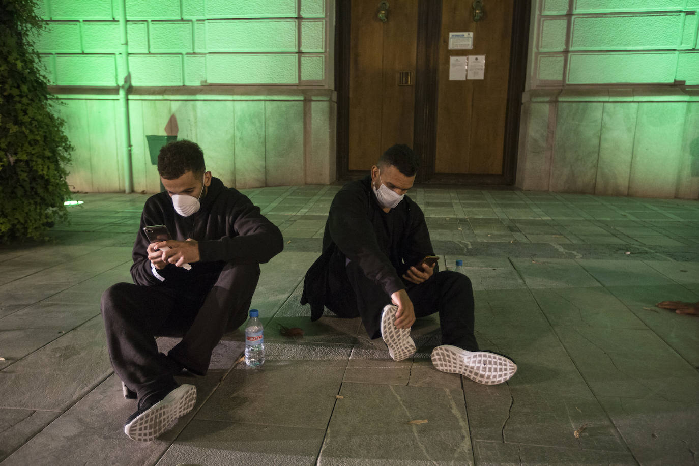 Ayuntamiento de Motril y Subdelegación del Gobierno han dejado a estos jóvenes de Argelia en la calle y finalmente el Ayuntamiento de Granada los ha acogido en el Palacio de los Deportes 