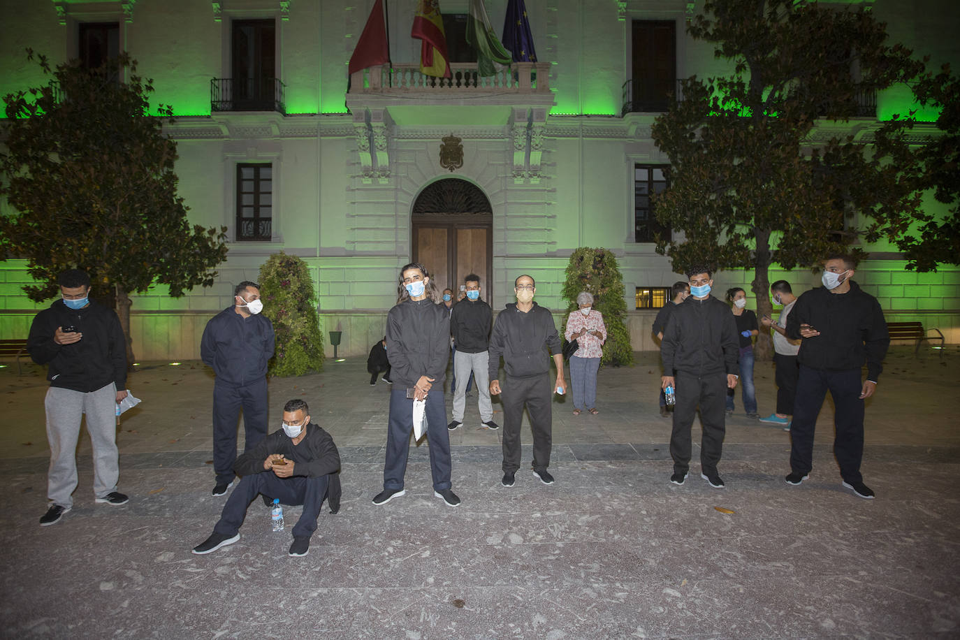 Ayuntamiento de Motril y Subdelegación del Gobierno han dejado a estos jóvenes de Argelia en la calle y finalmente el Ayuntamiento de Granada los ha acogido en el Palacio de los Deportes 