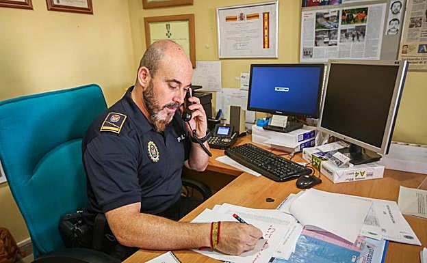 Imagen principal - El jefe de la Policía Local de Íllora, Antonio Cobos. 
