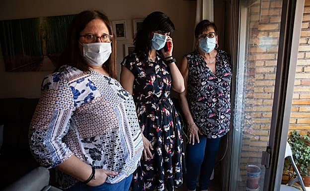 Natalia habla por teléfono junto a su madre Adriana y su hermana Andrea.Las dos se han curado de coronavirus.