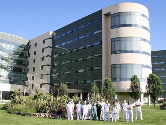Equipo de profesionales que ha atendido el 'call center' en los jardines del Hospital del PTS.