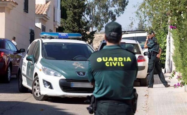 Un vecino de Granada ahorca a su propio perro porque le mordió un dedo y lo va promulgando