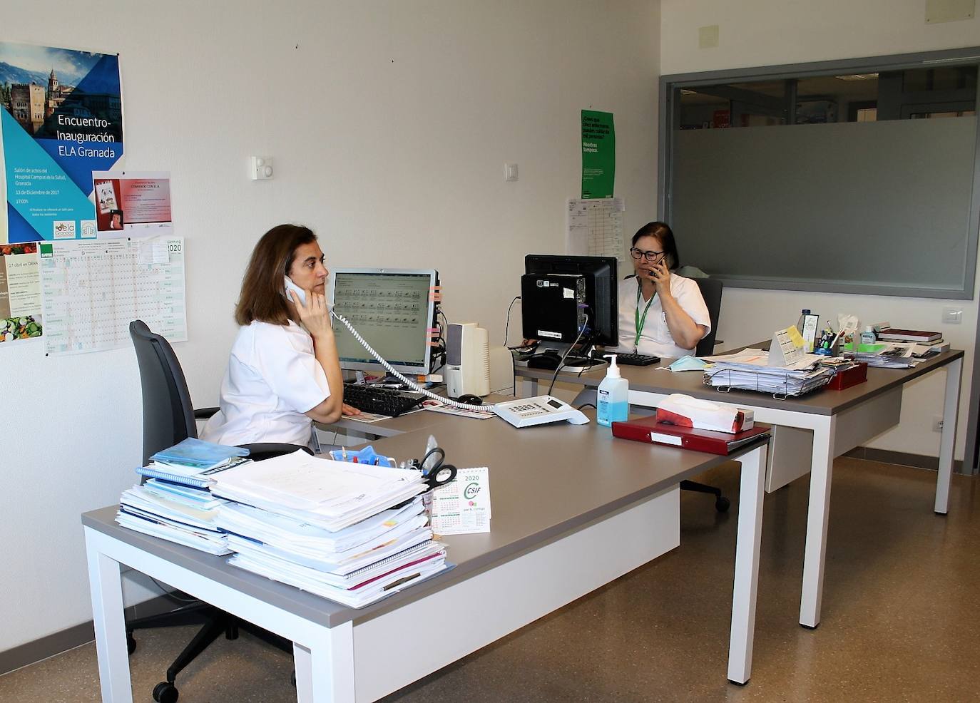 Mari Luz y María Angustias llamando a familiares de pacientes.
