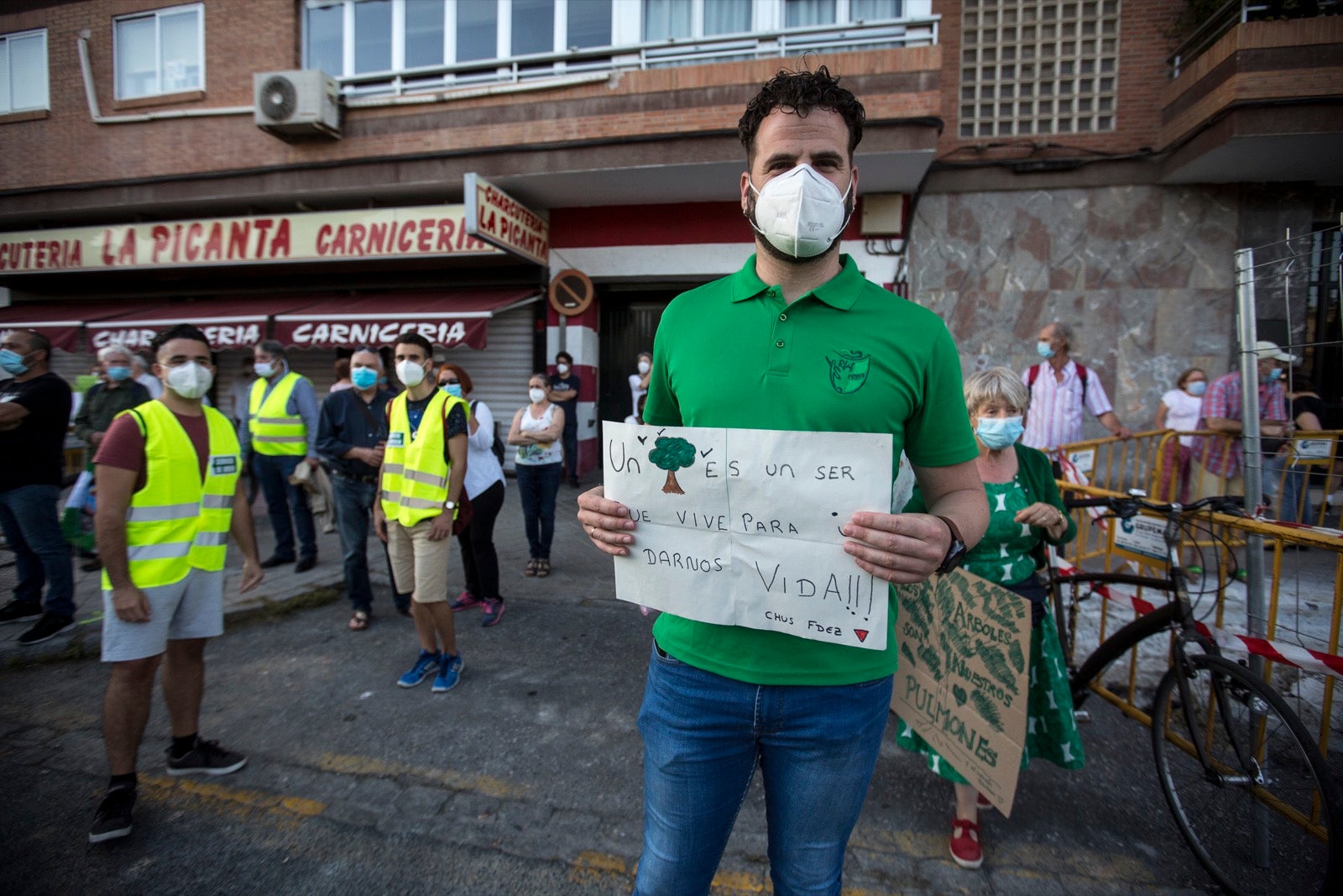 Decenas de personas protestan contra la decisión del Ayuntamiento de talar los árboles de la calle Palencia