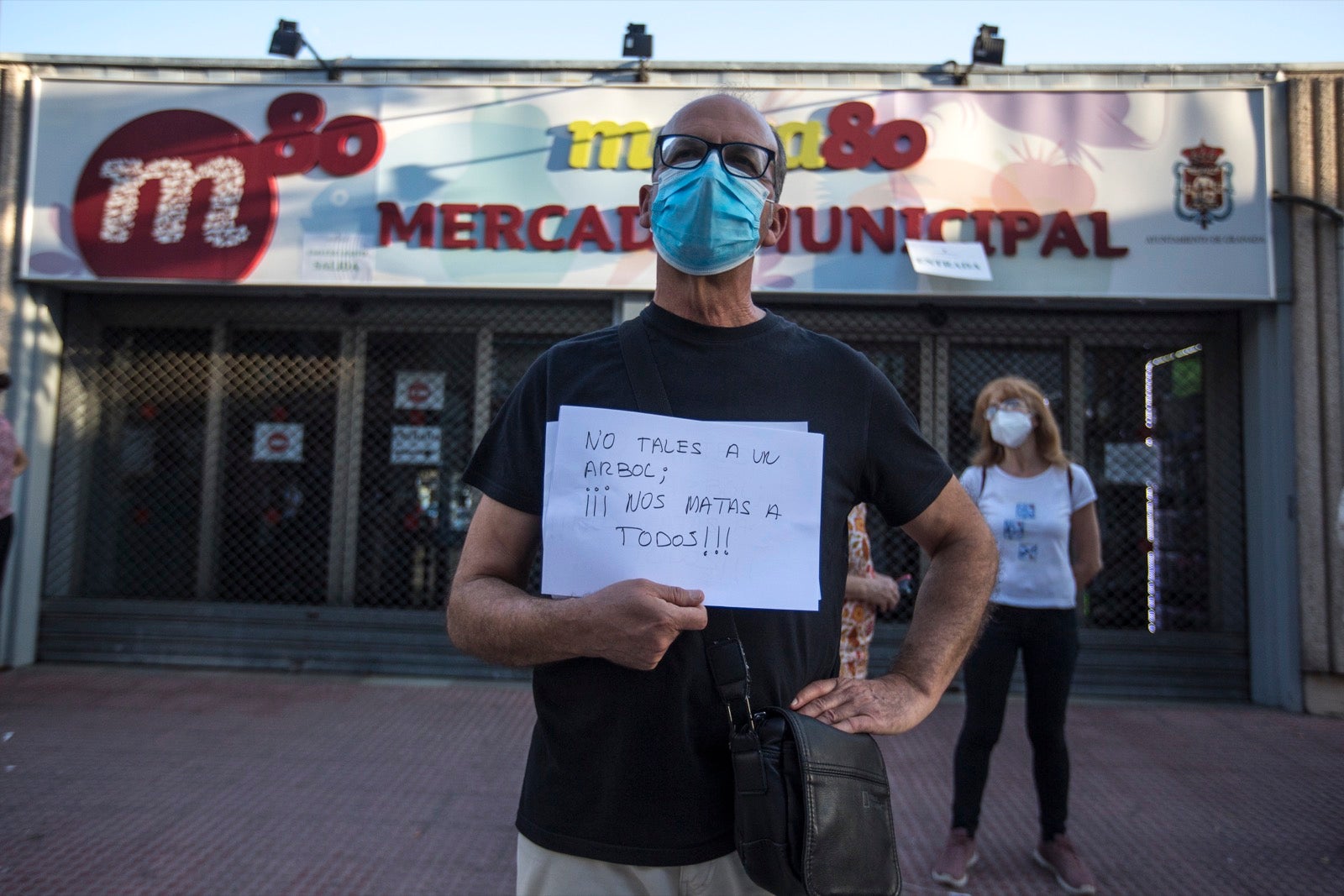 Decenas de personas protestan contra la decisión del Ayuntamiento de talar los árboles de la calle Palencia