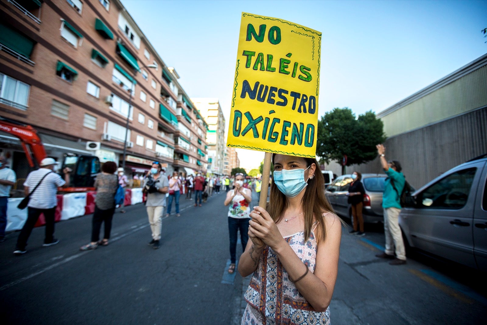 Decenas de personas protestan contra la decisión del Ayuntamiento de talar los árboles de la calle Palencia