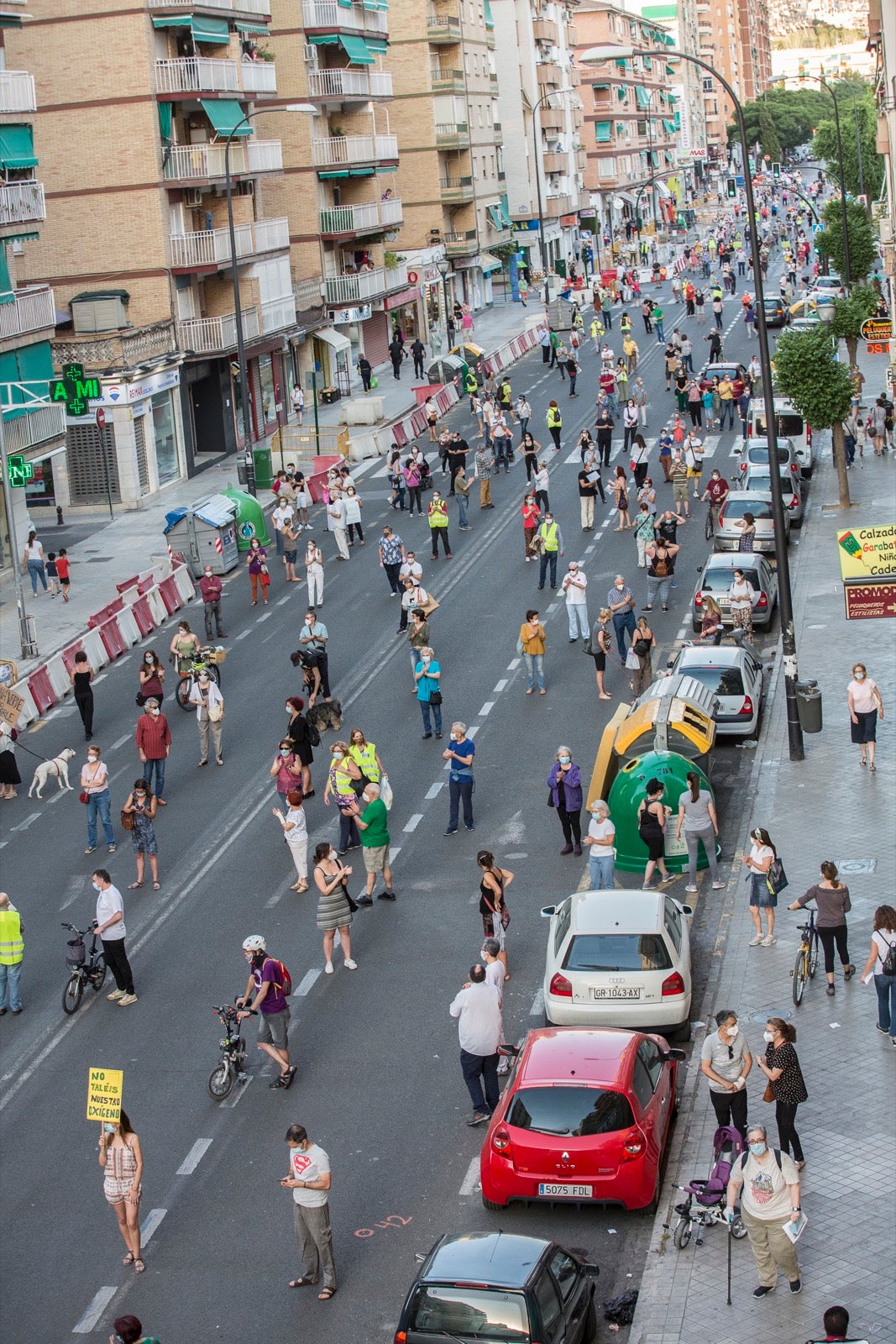 Decenas de personas protestan contra la decisión del Ayuntamiento de talar los árboles de la calle Palencia