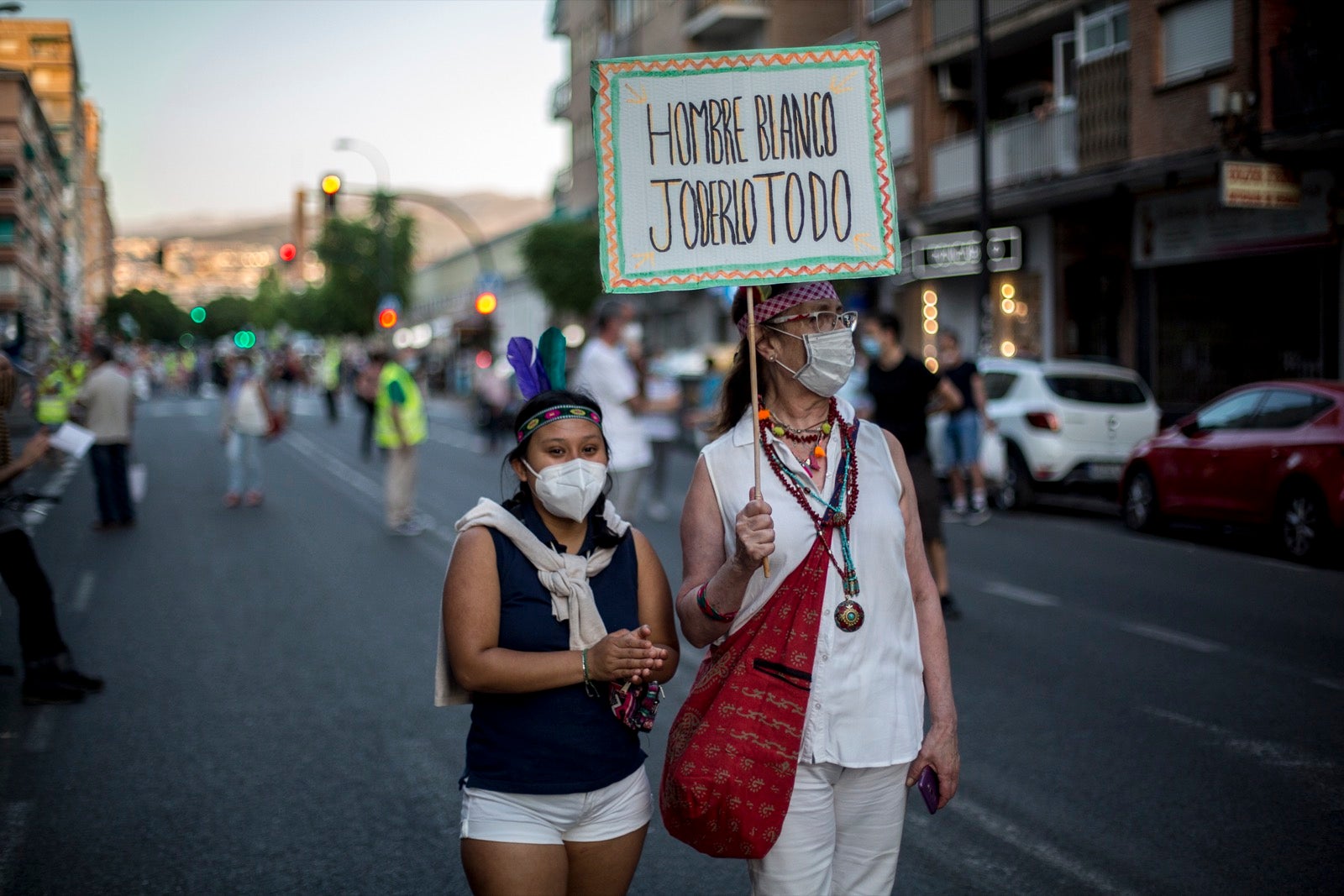 Decenas de personas protestan contra la decisión del Ayuntamiento de talar los árboles de la calle Palencia