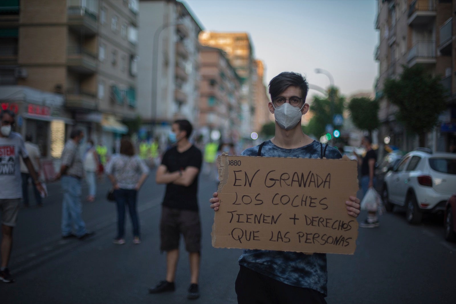 Decenas de personas protestan contra la decisión del Ayuntamiento de talar los árboles de la calle Palencia