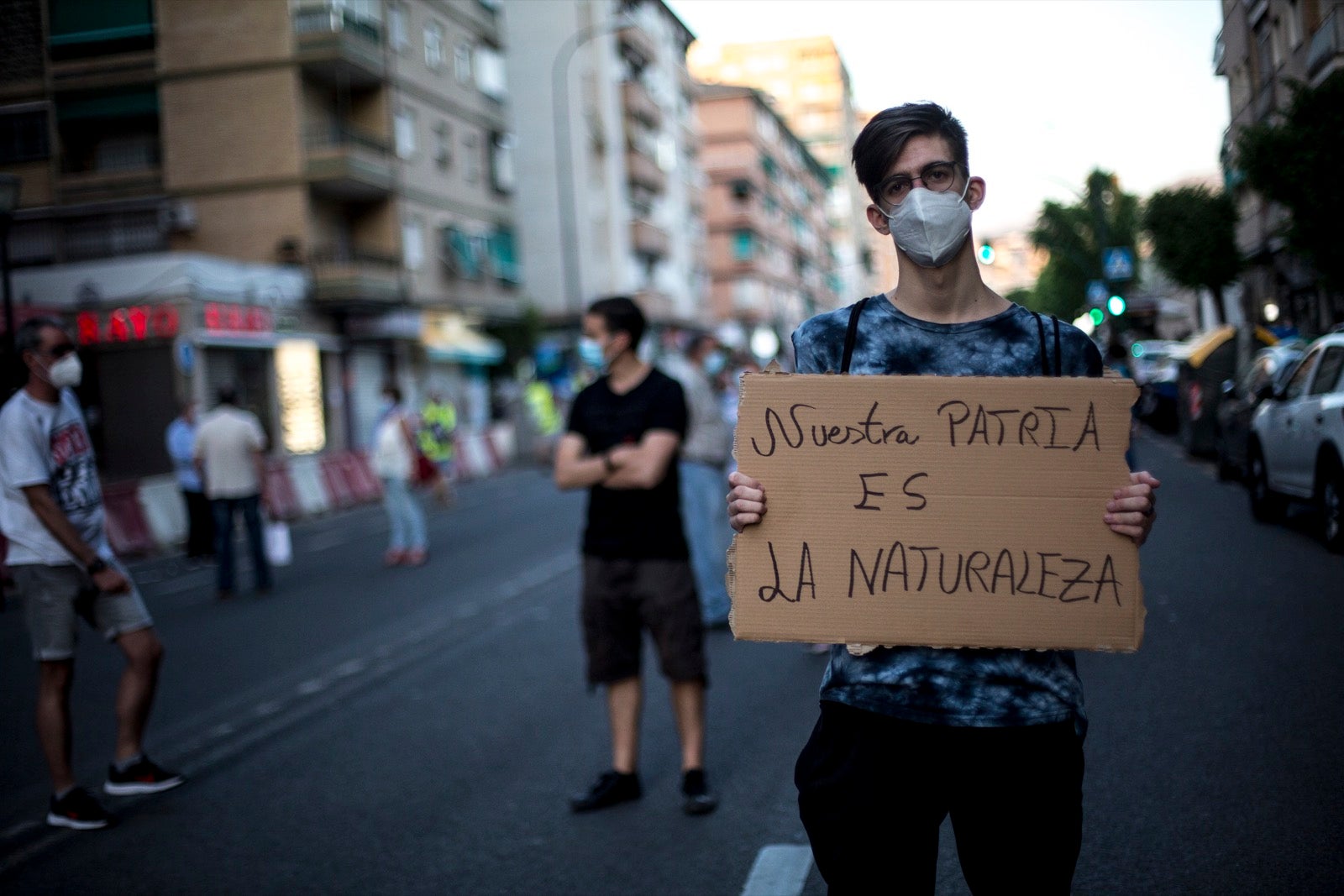 Decenas de personas protestan contra la decisión del Ayuntamiento de talar los árboles de la calle Palencia