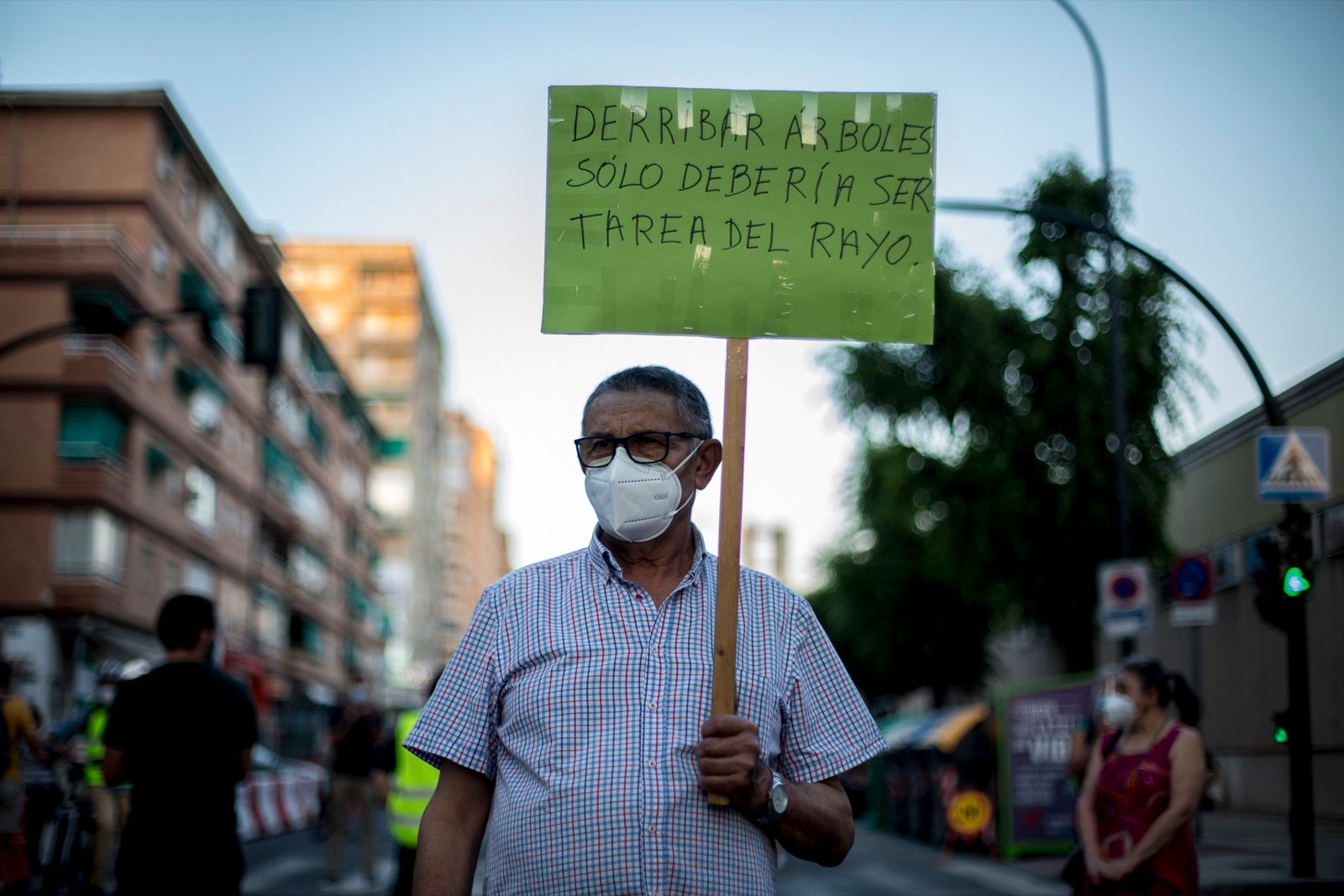 Decenas de personas protestan contra la decisión del Ayuntamiento de talar los árboles de la calle Palencia