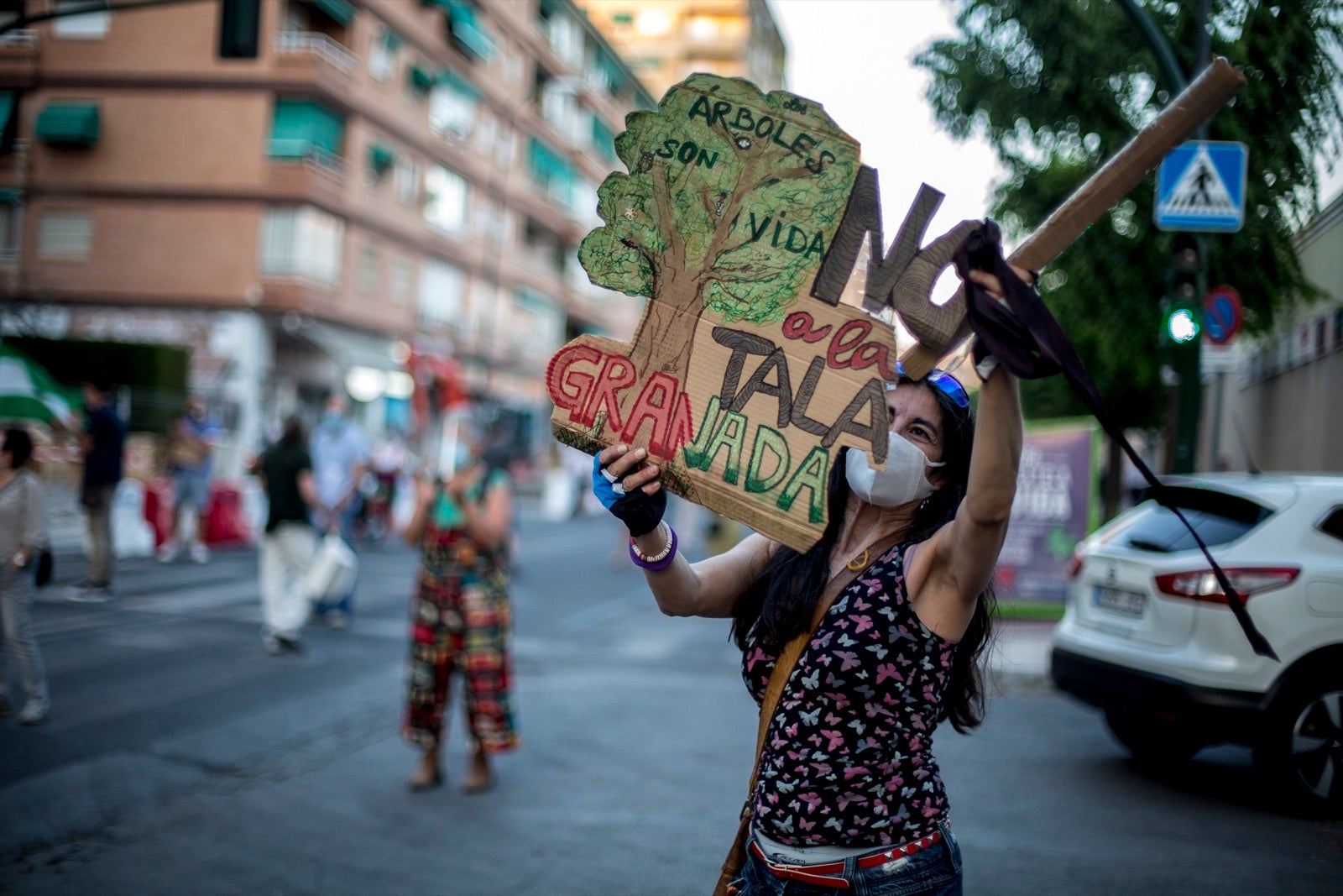 Decenas de personas protestan contra la decisión del Ayuntamiento de talar los árboles de la calle Palencia