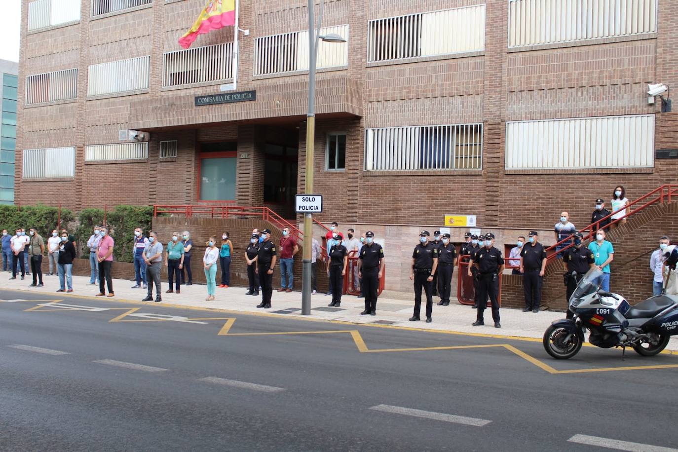 Fotos: Almería rinde homenaje a los fallecidos