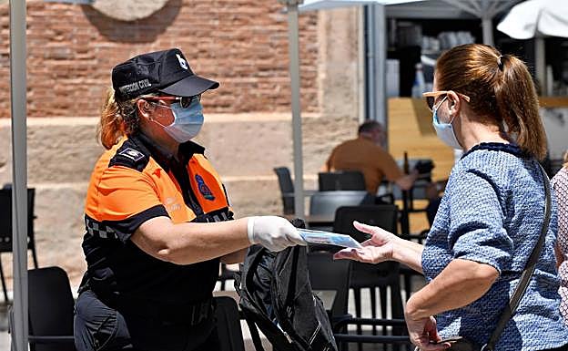 Dos de cada tres afectados de coronavirus en Almería tienen menos de 64 años