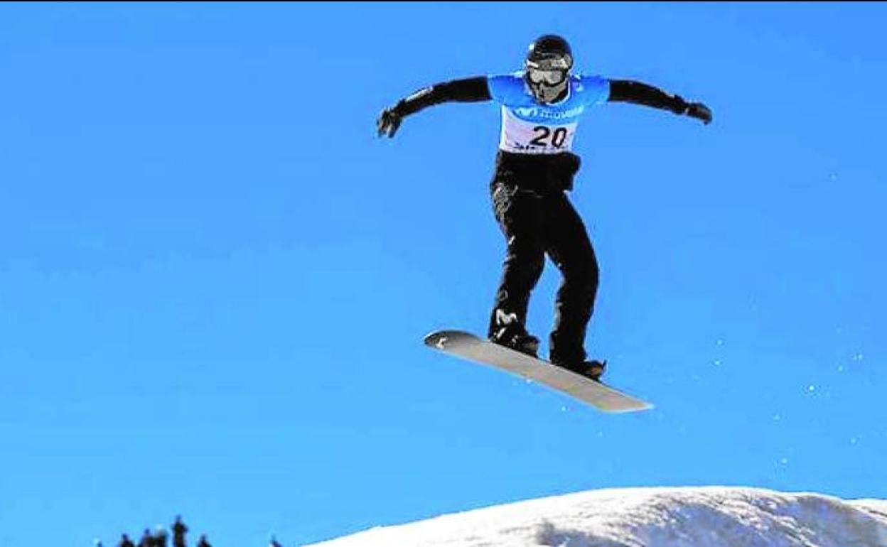 Regino Hernández, durante un entrenamiento en Sierra Nevada. 