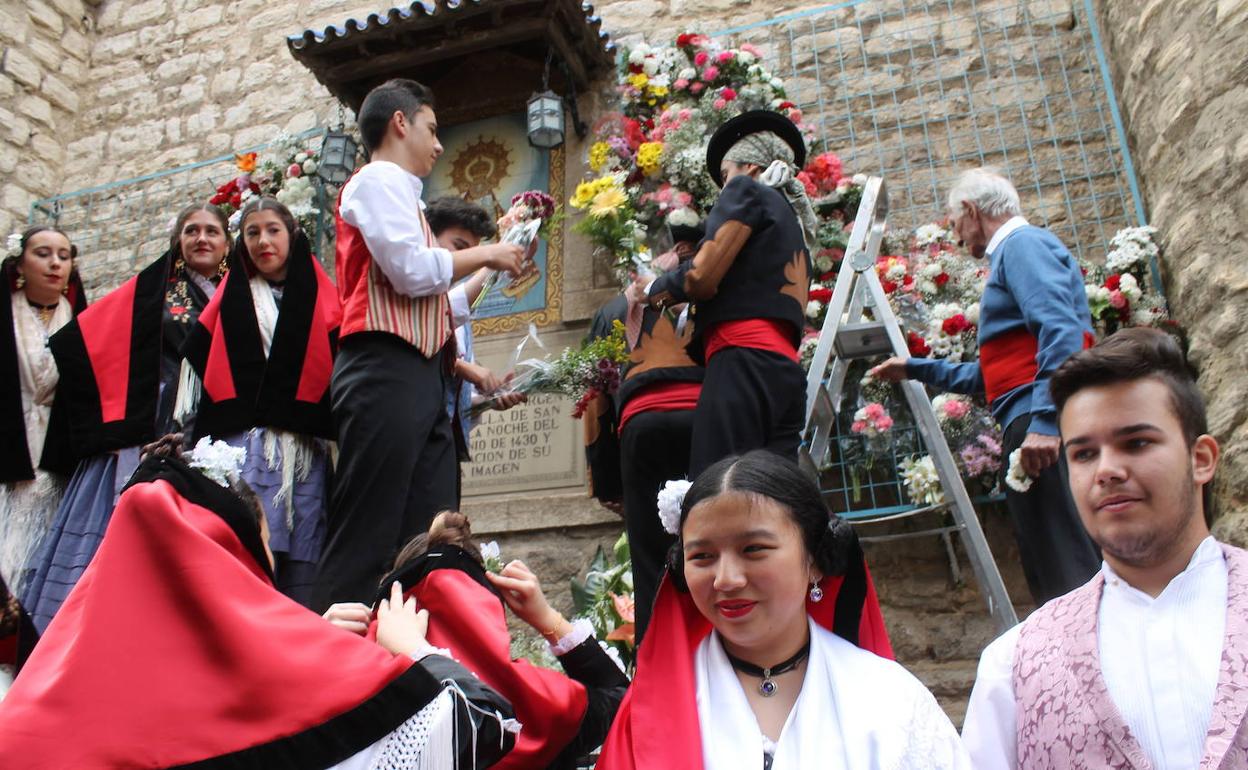 Ofrenda floral a la Virgen de la Capilla, hace dos años. 