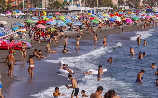 Salobreña hará parcelas en la playa con un tractor para separar a los bañistas