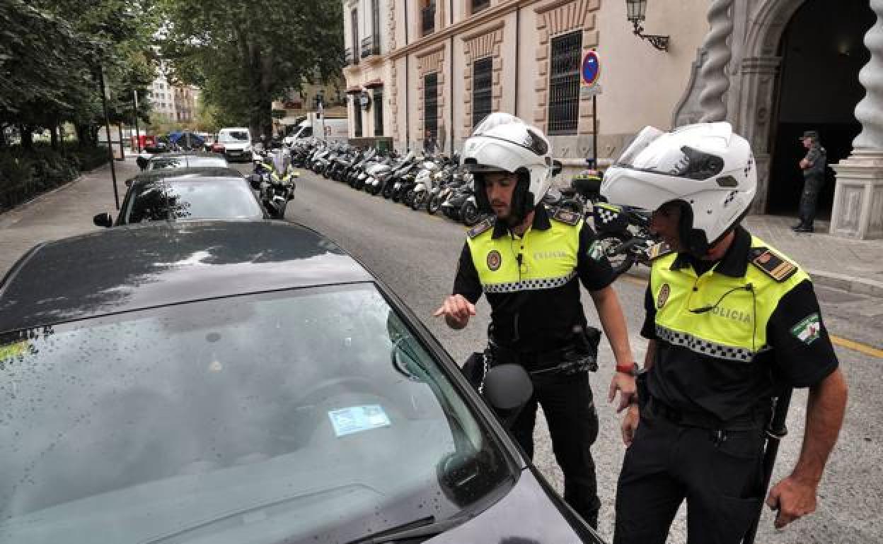 Policías locales de Granada.-