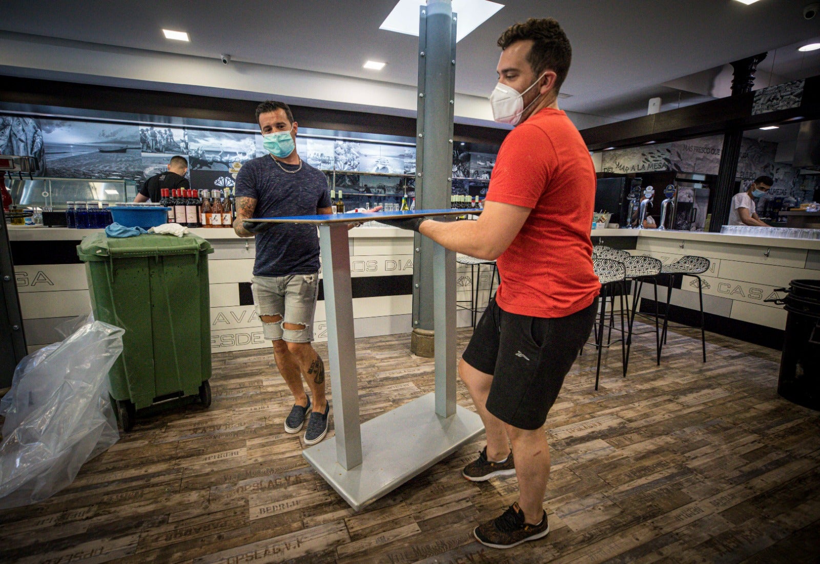 Asistimos a los preparativos de algunos locales horas antes de su puesta en marcha