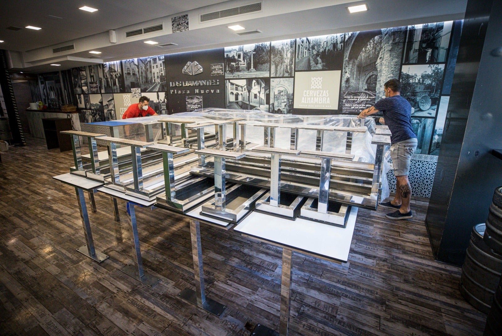 Asistimos a los preparativos de algunos locales horas antes de su puesta en marcha