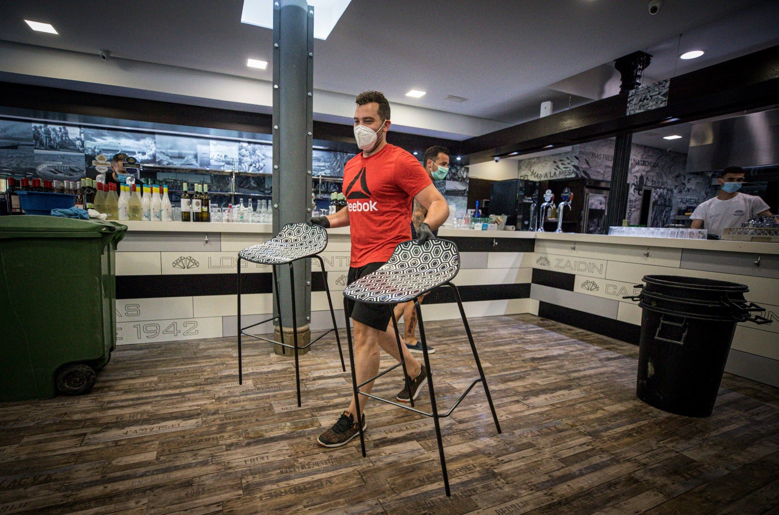 Asistimos a los preparativos de algunos locales horas antes de su puesta en marcha