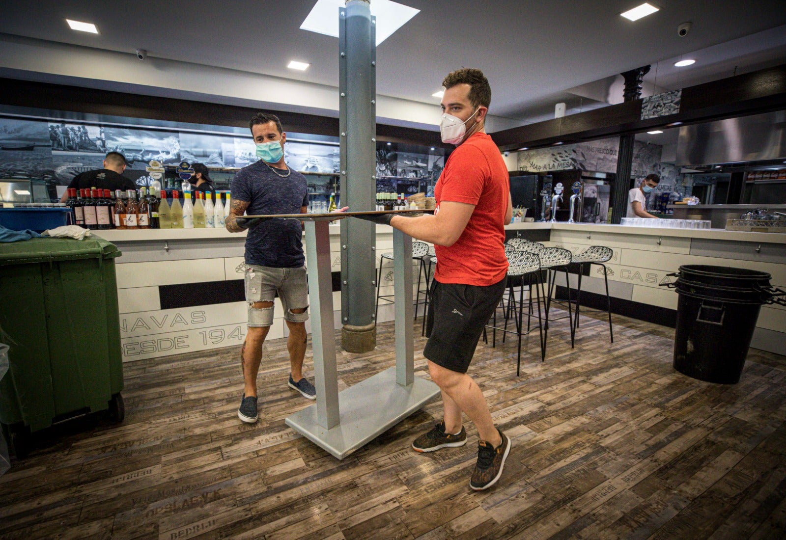 Asistimos a los preparativos de algunos locales horas antes de su puesta en marcha