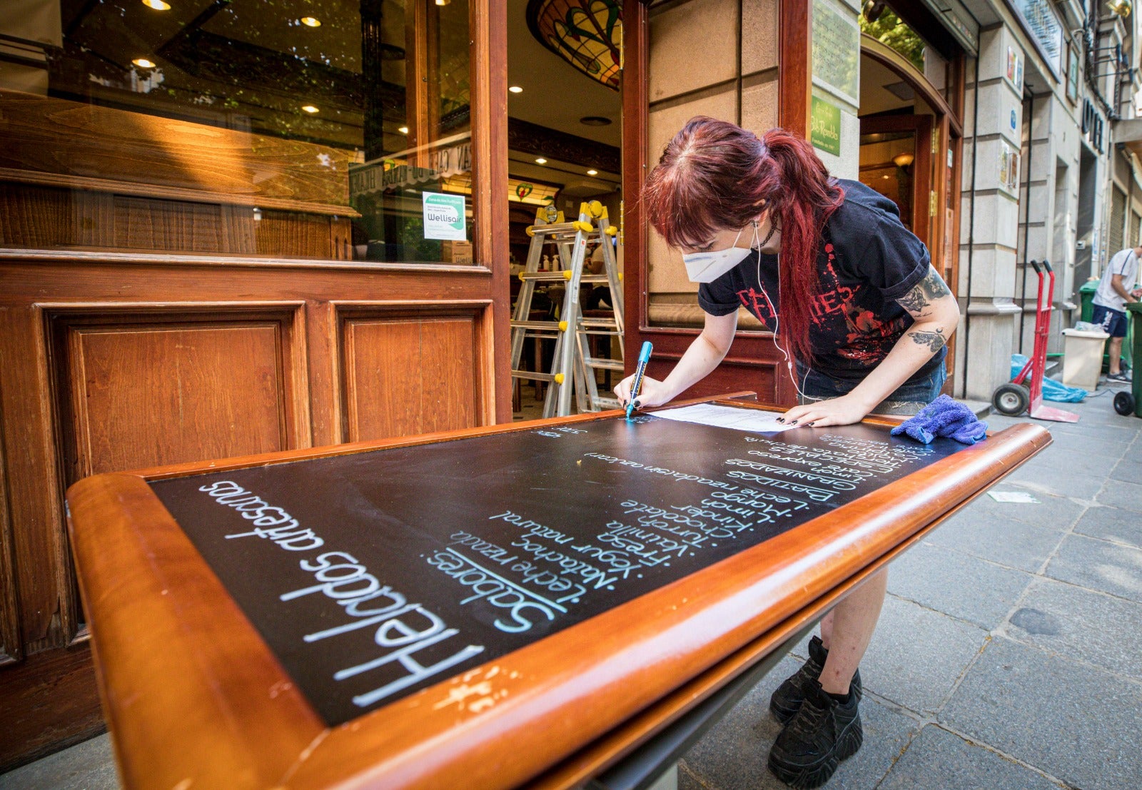 Asistimos a los preparativos de algunos locales horas antes de su puesta en marcha