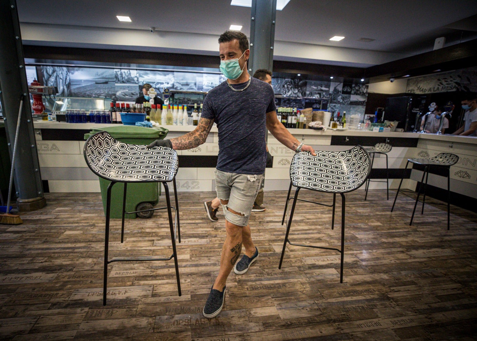 Asistimos a los preparativos de algunos locales horas antes de su puesta en marcha