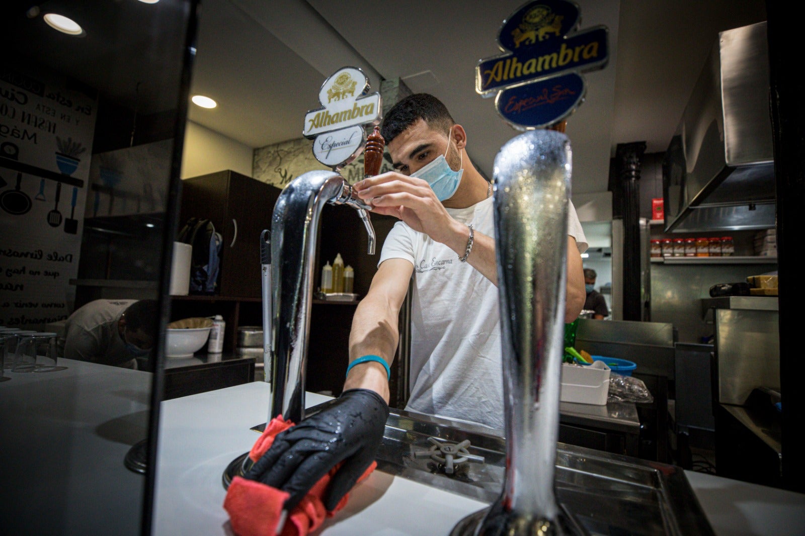 Asistimos a los preparativos de algunos locales horas antes de su puesta en marcha