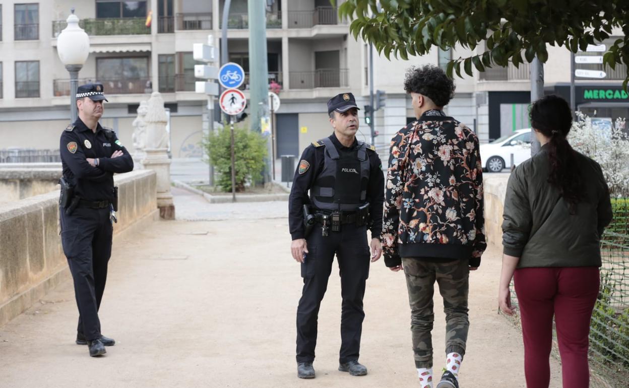 Aluvión de multas en Granada: 120 avisos por botellones, fiestas en pisos y terrazas en solo una noche