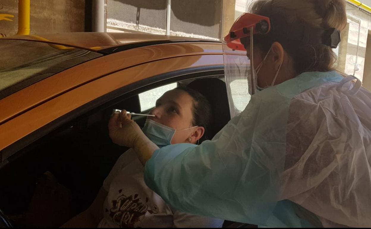 Otra de las funciones de una enfermera rastreadora es organizar y hacer seguimiento a la realización de pruebas PCR en el automóvil, a las puertas del centro de salud. 