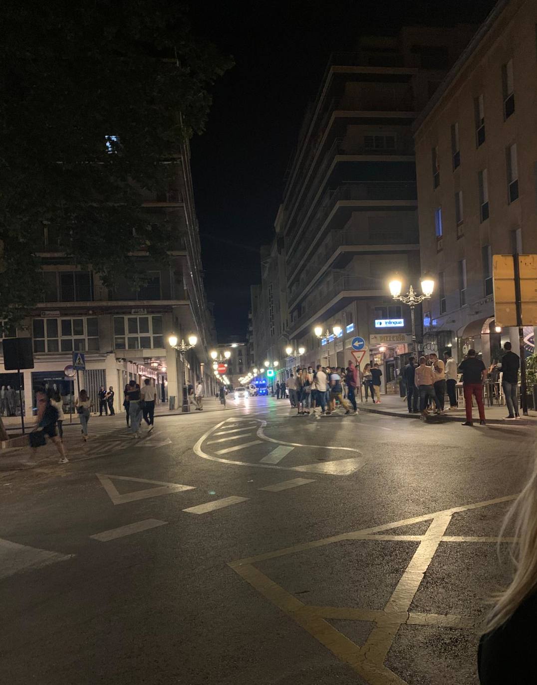 La Policía Local de Granada dispersa grupos en las terrazas de los pubs de la calle Ganivet 