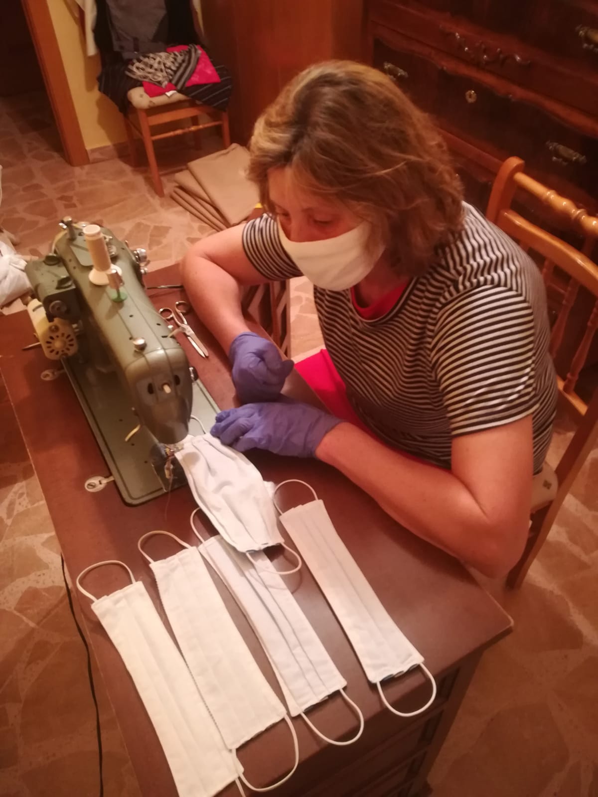 Cientos de mujeres de la provincia han aportado su granito para ayudar en la crisis sanitaria