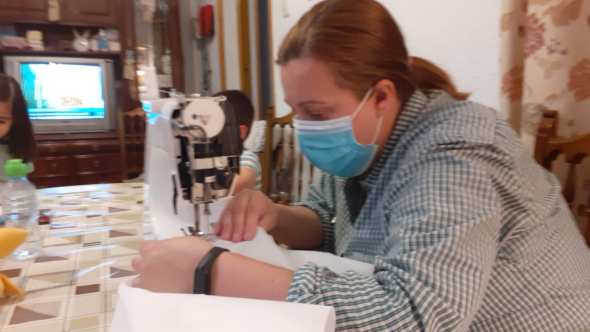 Cientos de mujeres de la provincia han aportado su granito para ayudar en la crisis sanitaria