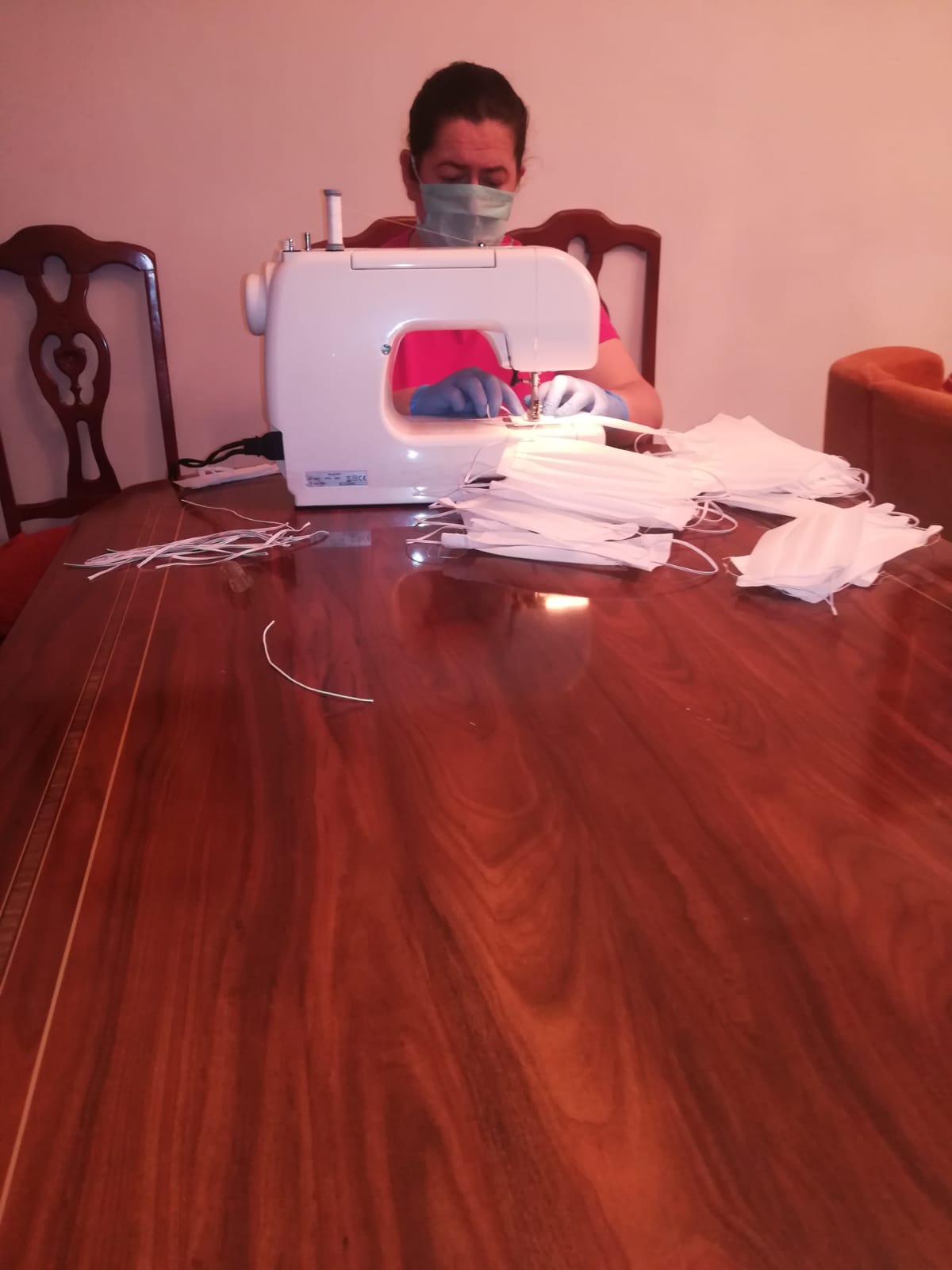 Cientos de mujeres de la provincia han aportado su granito para ayudar en la crisis sanitaria