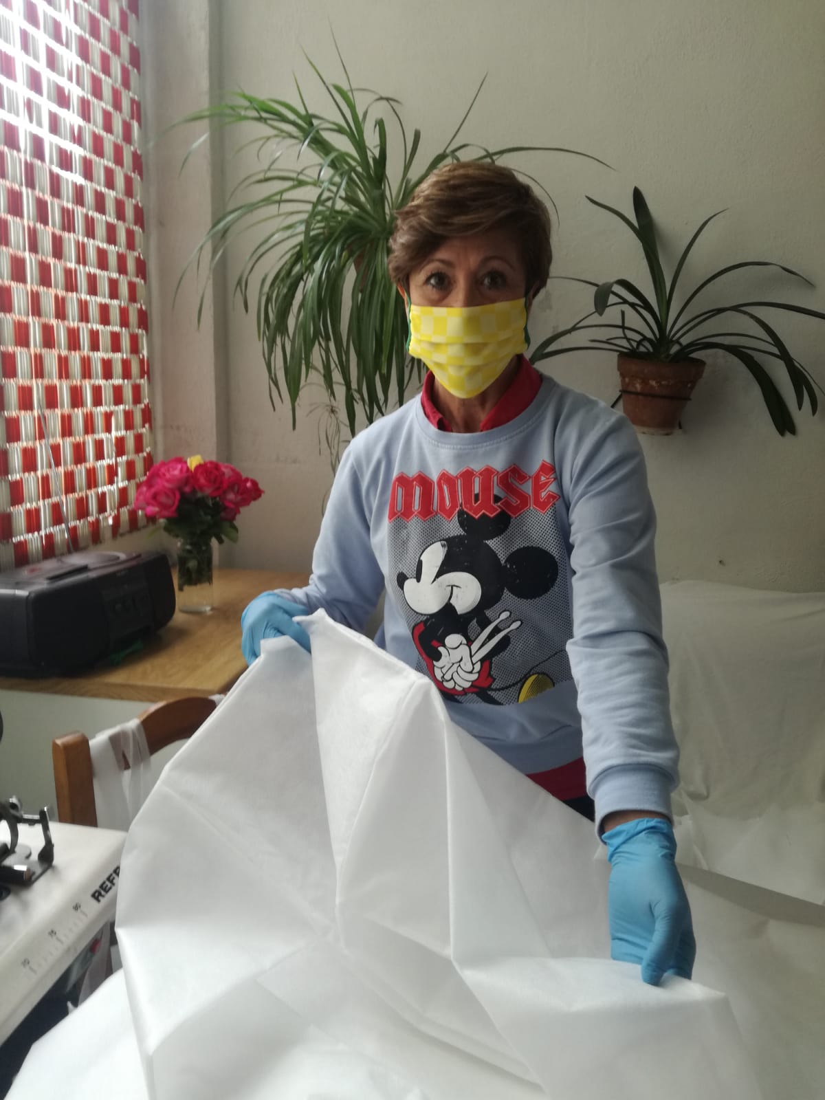 Cientos de mujeres de la provincia han aportado su granito para ayudar en la crisis sanitaria