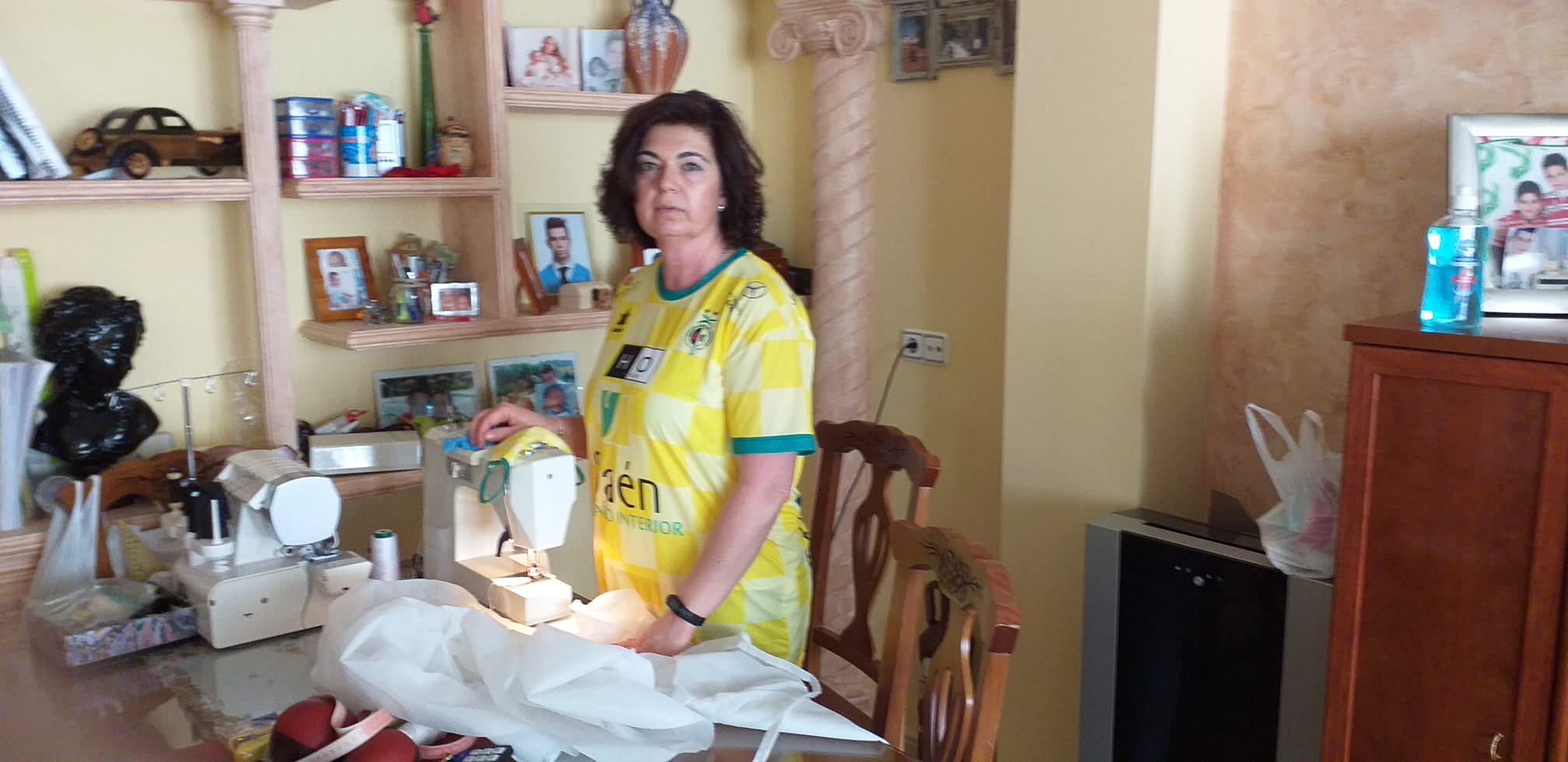 Cientos de mujeres de la provincia han aportado su granito para ayudar en la crisis sanitaria