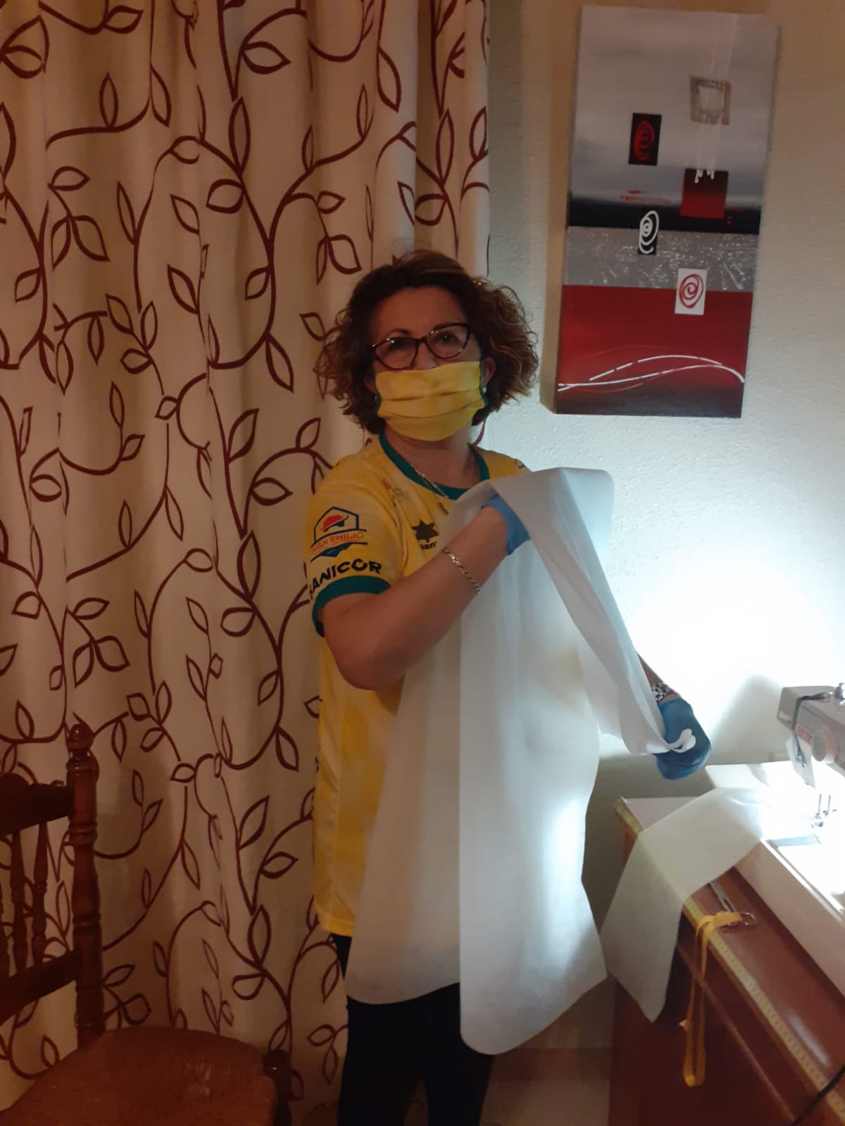 Cientos de mujeres de la provincia han aportado su granito para ayudar en la crisis sanitaria