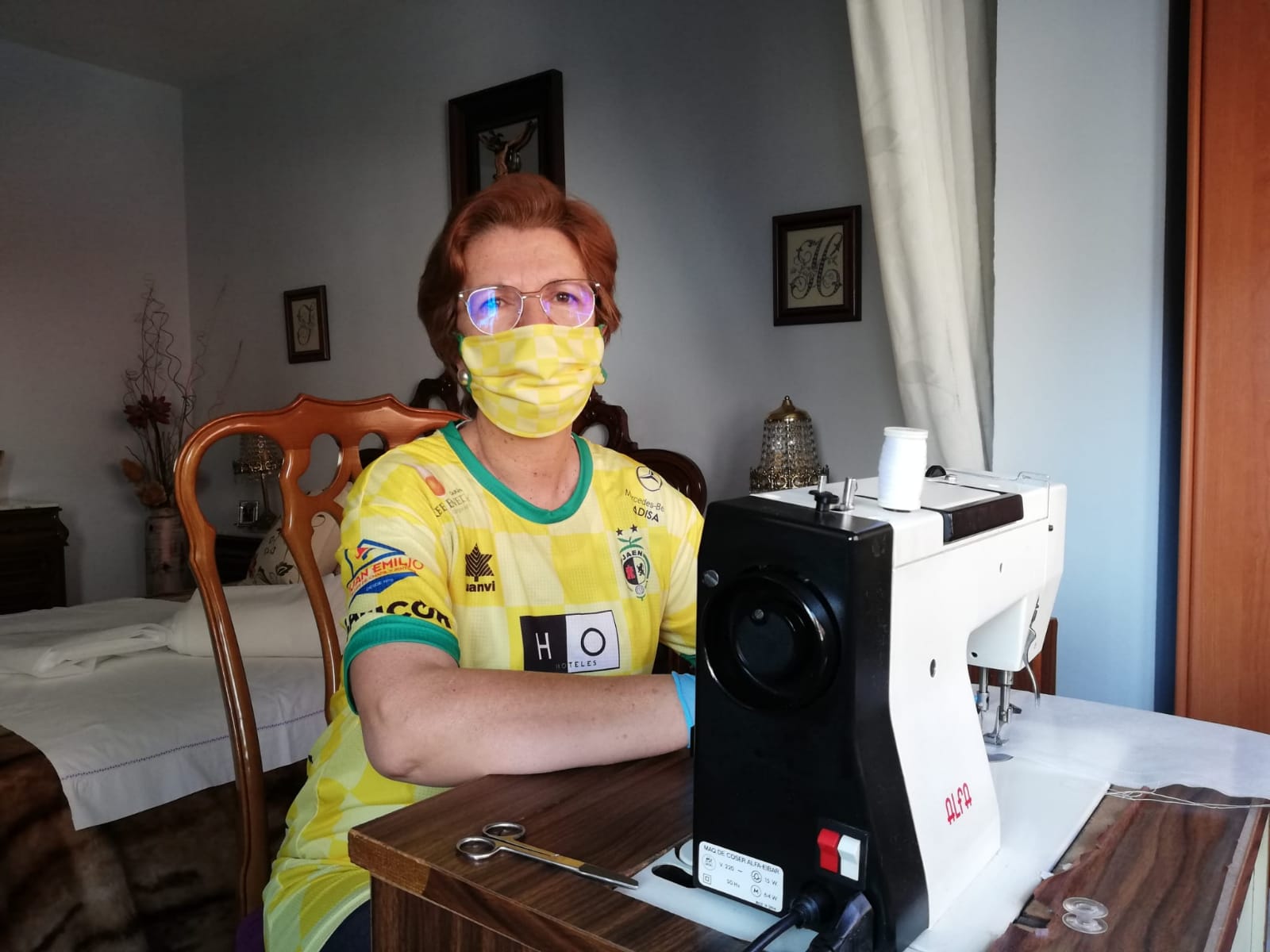 Cientos de mujeres de la provincia han aportado su granito para ayudar en la crisis sanitaria