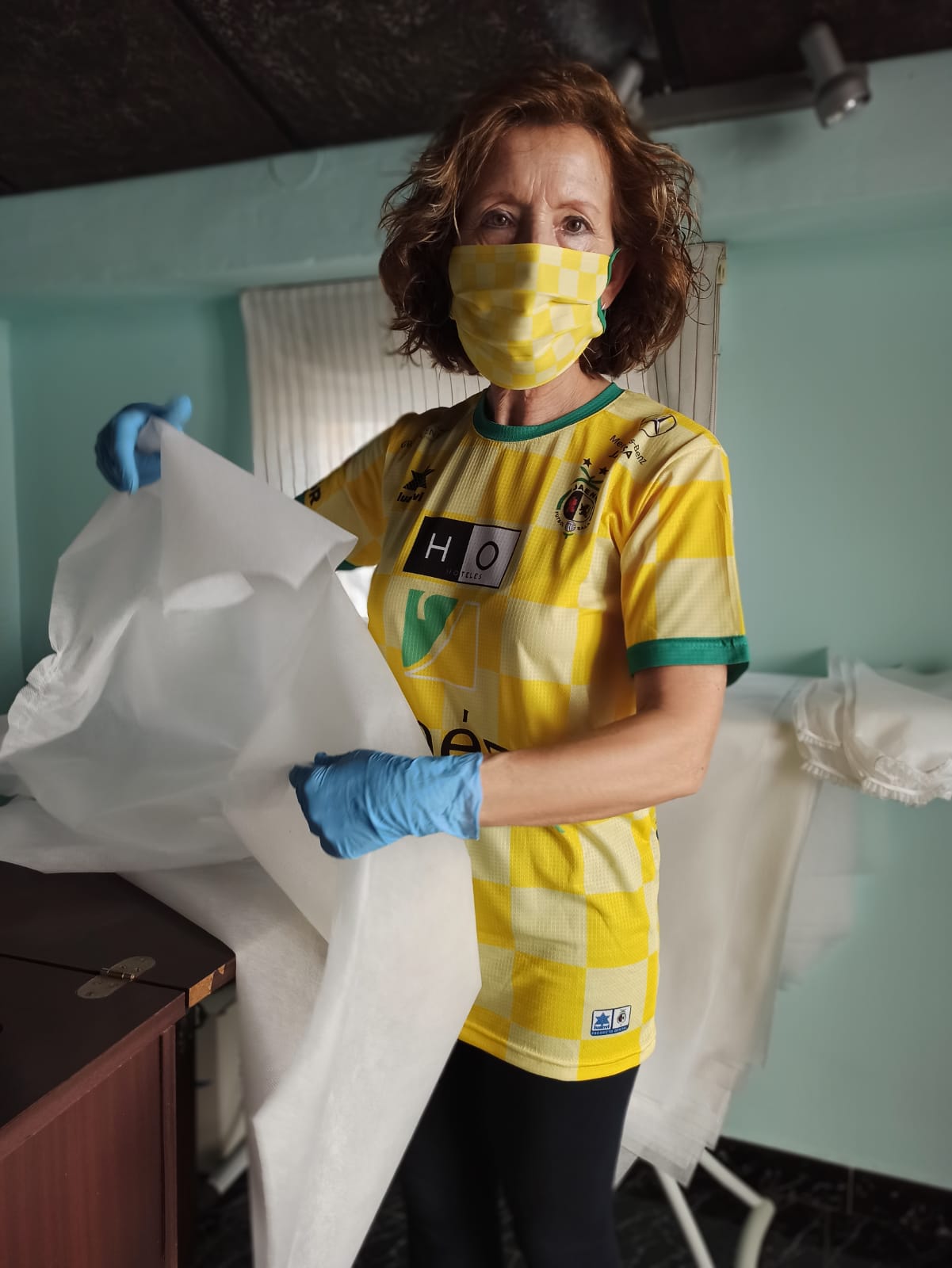 Cientos de mujeres de la provincia han aportado su granito para ayudar en la crisis sanitaria