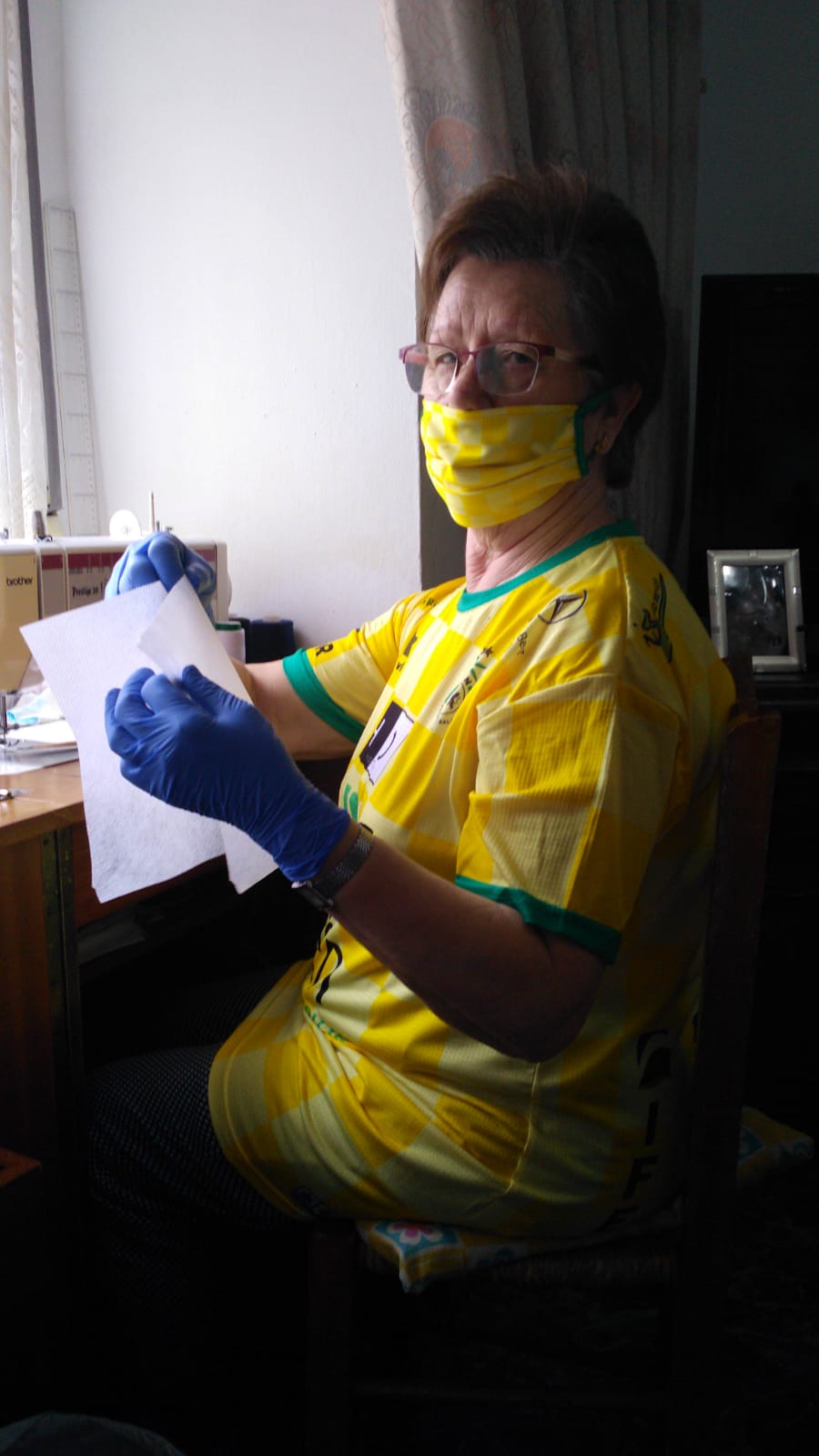 Cientos de mujeres de la provincia han aportado su granito para ayudar en la crisis sanitaria