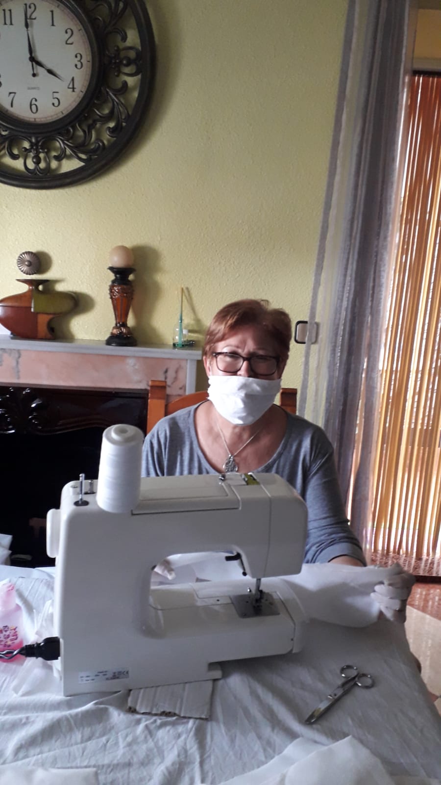 Cientos de mujeres de la provincia han aportado su granito para ayudar en la crisis sanitaria